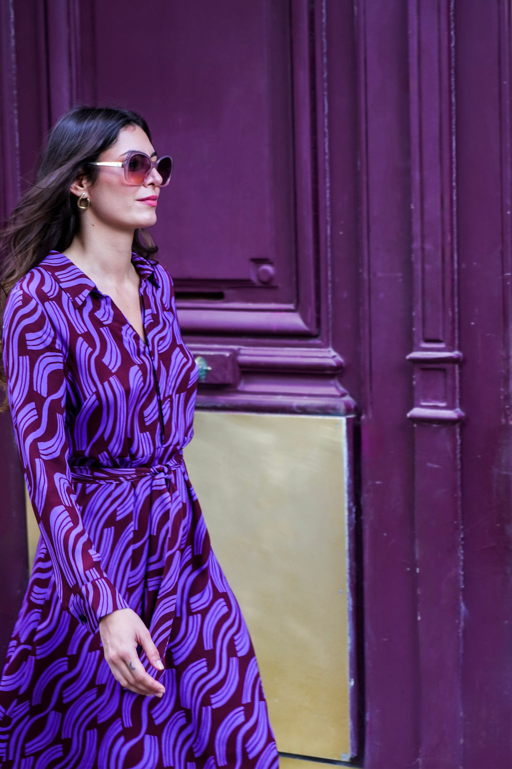 Robe mi-longue à l’allure fluide. Col chemisier, boutonnage caché et poignets boutonnés pour une élégance sobre. Bas légèrement évasé, ceinture amovible à nouer pour souligner la taille. Fabriquée en France.