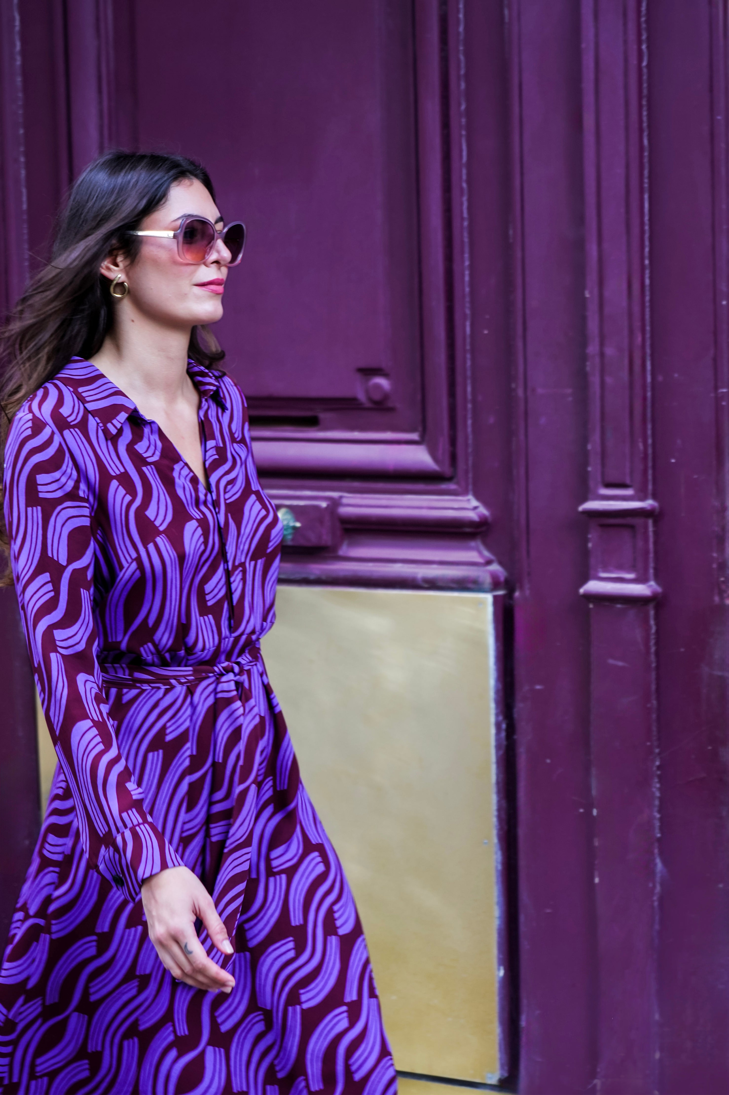 Robe mi-longue à l’allure fluide. Col chemisier, boutonnage caché et poignets boutonnés pour une élégance sobre. Bas légèrement évasé, ceinture amovible à nouer pour souligner la taille. Fabriquée en France.