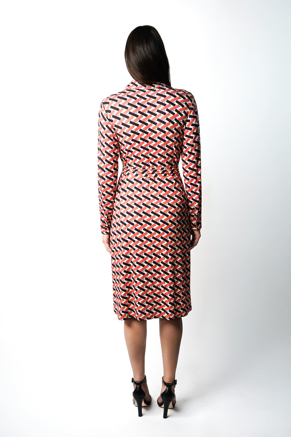 Robe à imprimé géométrique rouge noir et blanc. Coupe mi-longue à l’élégance naturelle. Col chemisier, boutonnage intégral et poche poitrine boutonnée. Bas légèrement évasé et ceinture amovible à nouer pour structurer la silhouette. Fabriquée en France.