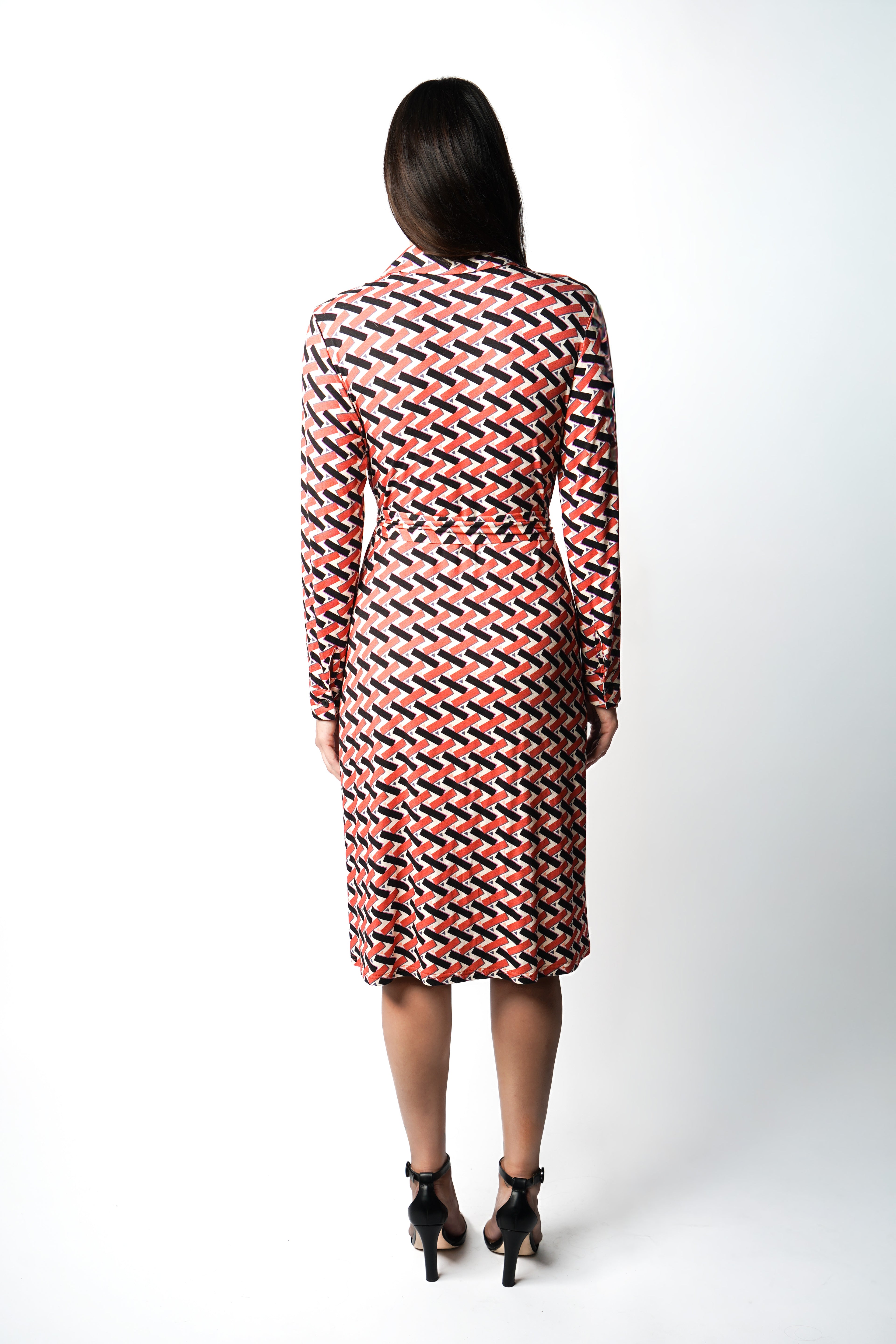 Robe à imprimé géométrique rouge noir et blanc. Coupe mi-longue à l’élégance naturelle. Col chemisier, boutonnage intégral et poche poitrine boutonnée. Bas légèrement évasé et ceinture amovible à nouer pour structurer la silhouette. Fabriquée en France.