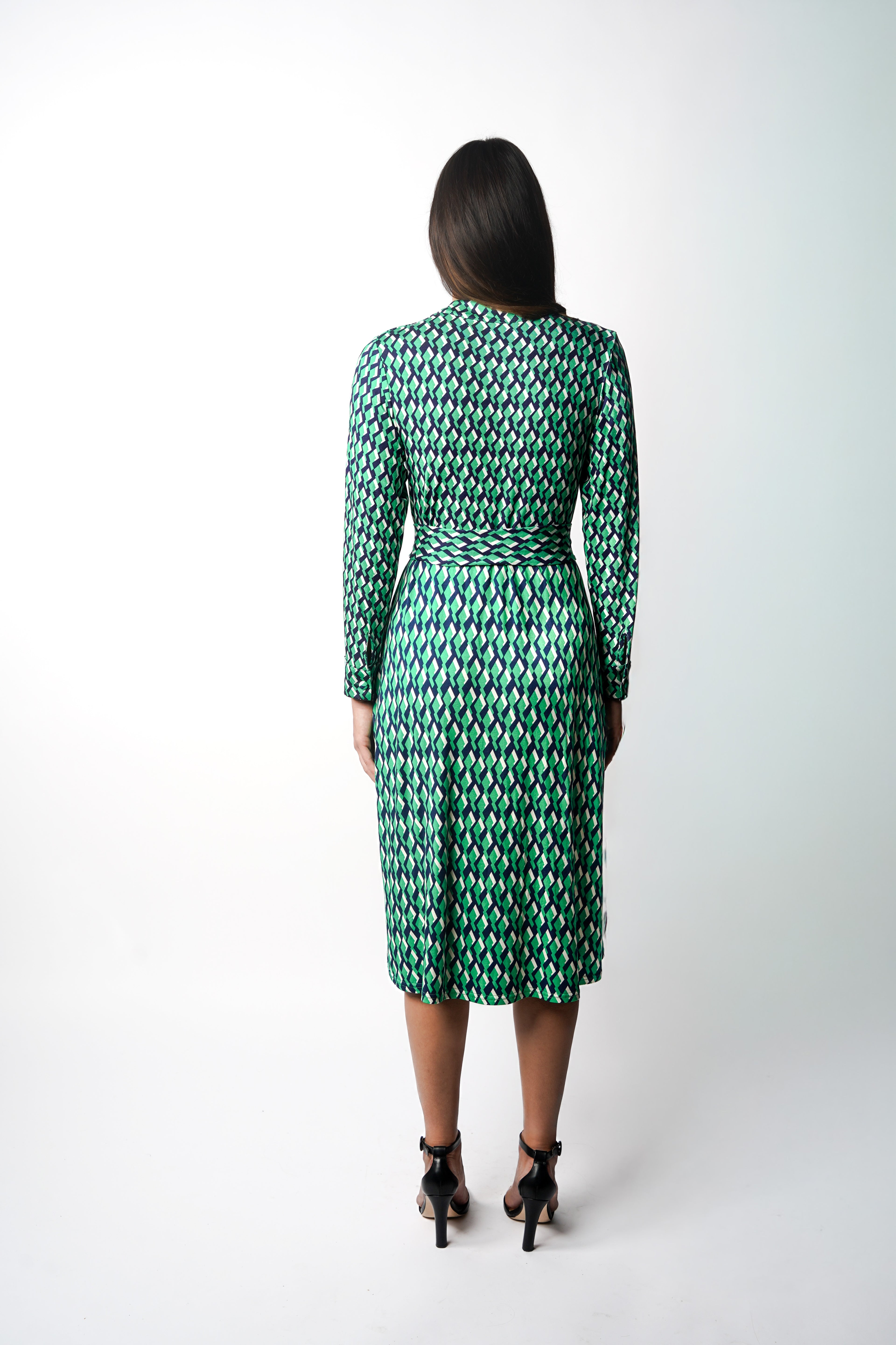 Robeà motif géométrique vert mi-longue à l’élégance naturelle. Col chemisier, boutonnage intégral et poche poitrine boutonnée. Bas légèrement évasé et ceinture amovible à nouer pour structurer la silhouette. Fabriquée en France.