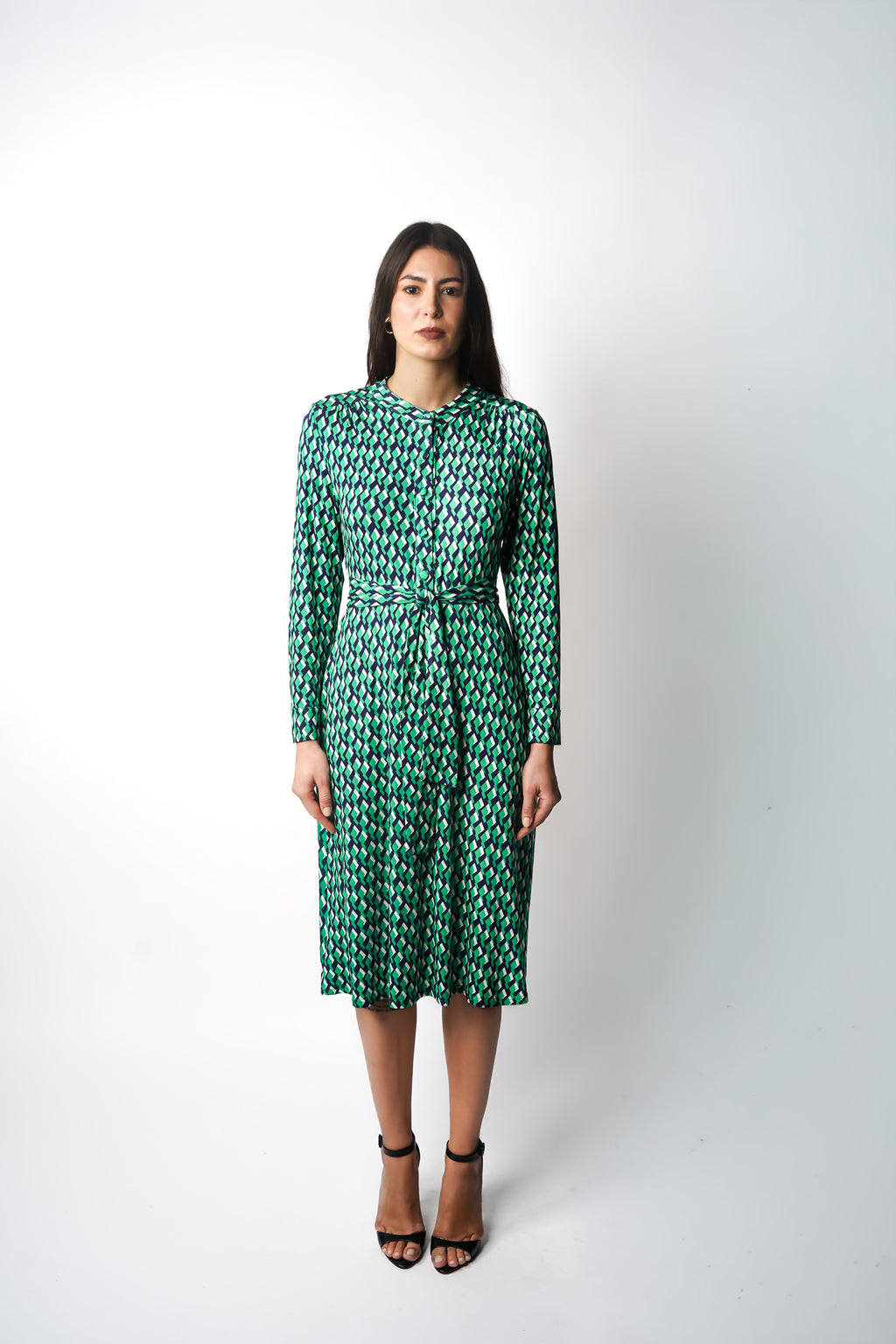 Robe mi-longue à l’élégance naturelle. Col chemisier, boutonnage intégral et poche poitrine boutonnée. Bas légèrement évasé et ceinture amovible à nouer pour structurer la silhouette. Fabriquée en France.