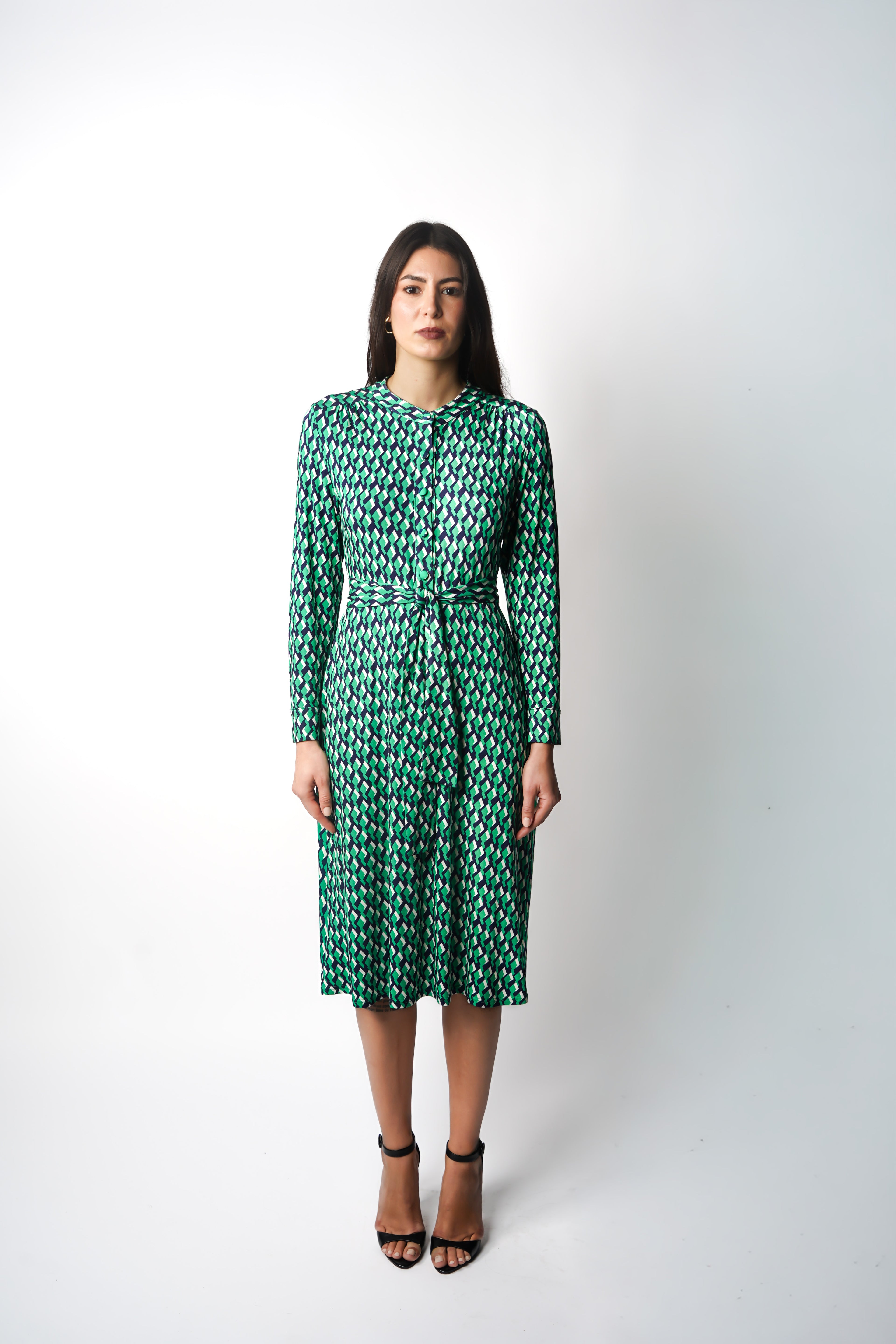 Robe mi-longue à l’élégance naturelle. Col chemisier, boutonnage intégral et poche poitrine boutonnée. Bas légèrement évasé et ceinture amovible à nouer pour structurer la silhouette. Fabriquée en France.