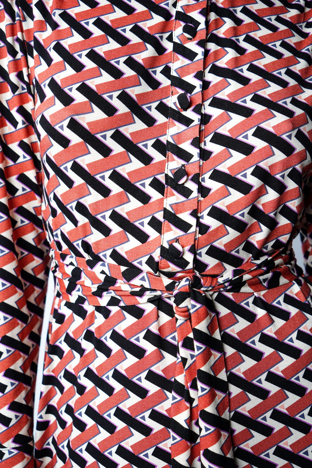 Adoptez la robe “Angel” par Reyne : encolure ronde, fronces délicates, manches longues boutonnées et ceinture à nouer. Confectionnée en France.