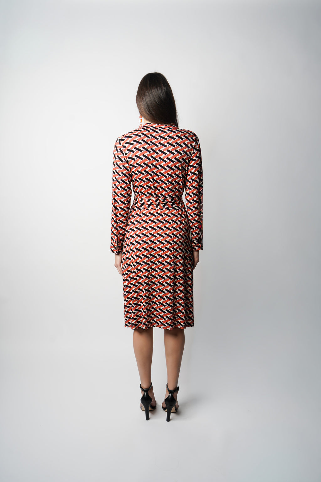 Adoptez la robe “Angel” par Reyne : encolure ronde, fronces délicates, manches longues boutonnées et ceinture à nouer. Confectionnée en France.