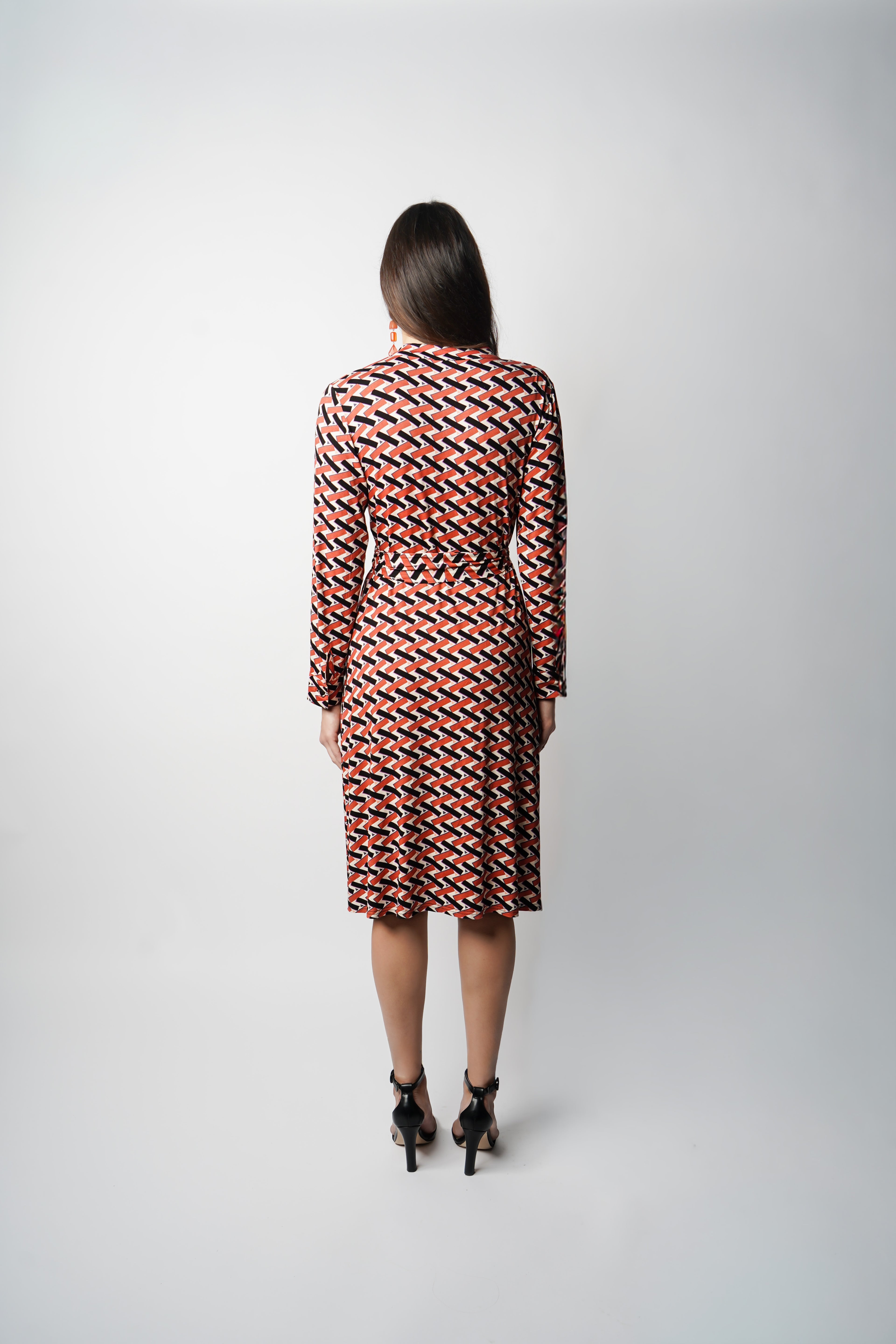 Adoptez la robe “Angel” par Reyne : encolure ronde, fronces délicates, manches longues boutonnées et ceinture à nouer. Confectionnée en France.