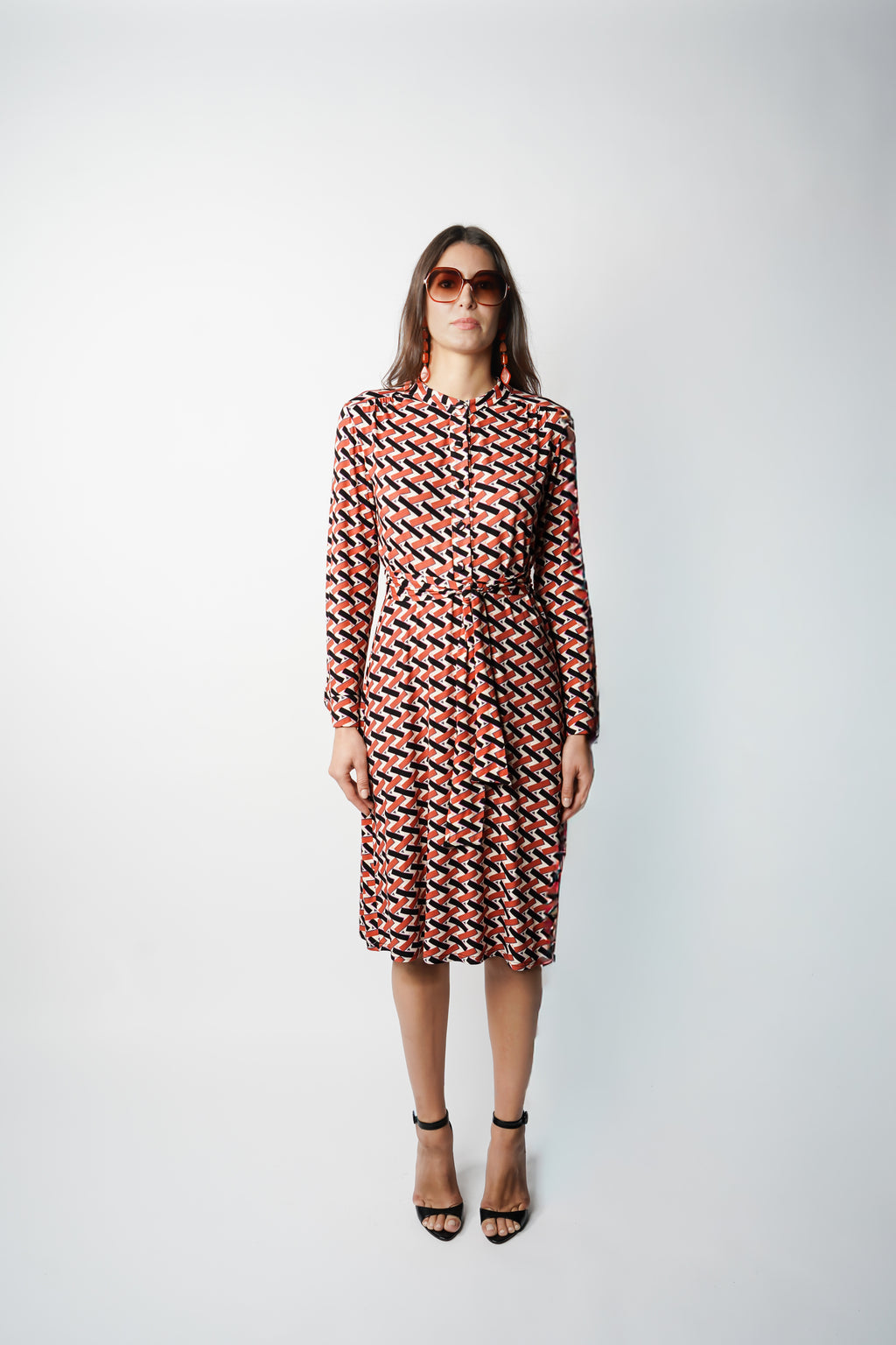 Adoptez la robe “Angel” par Reyne : encolure ronde, fronces délicates, manches longues boutonnées et ceinture à nouer. Confectionnée en France.