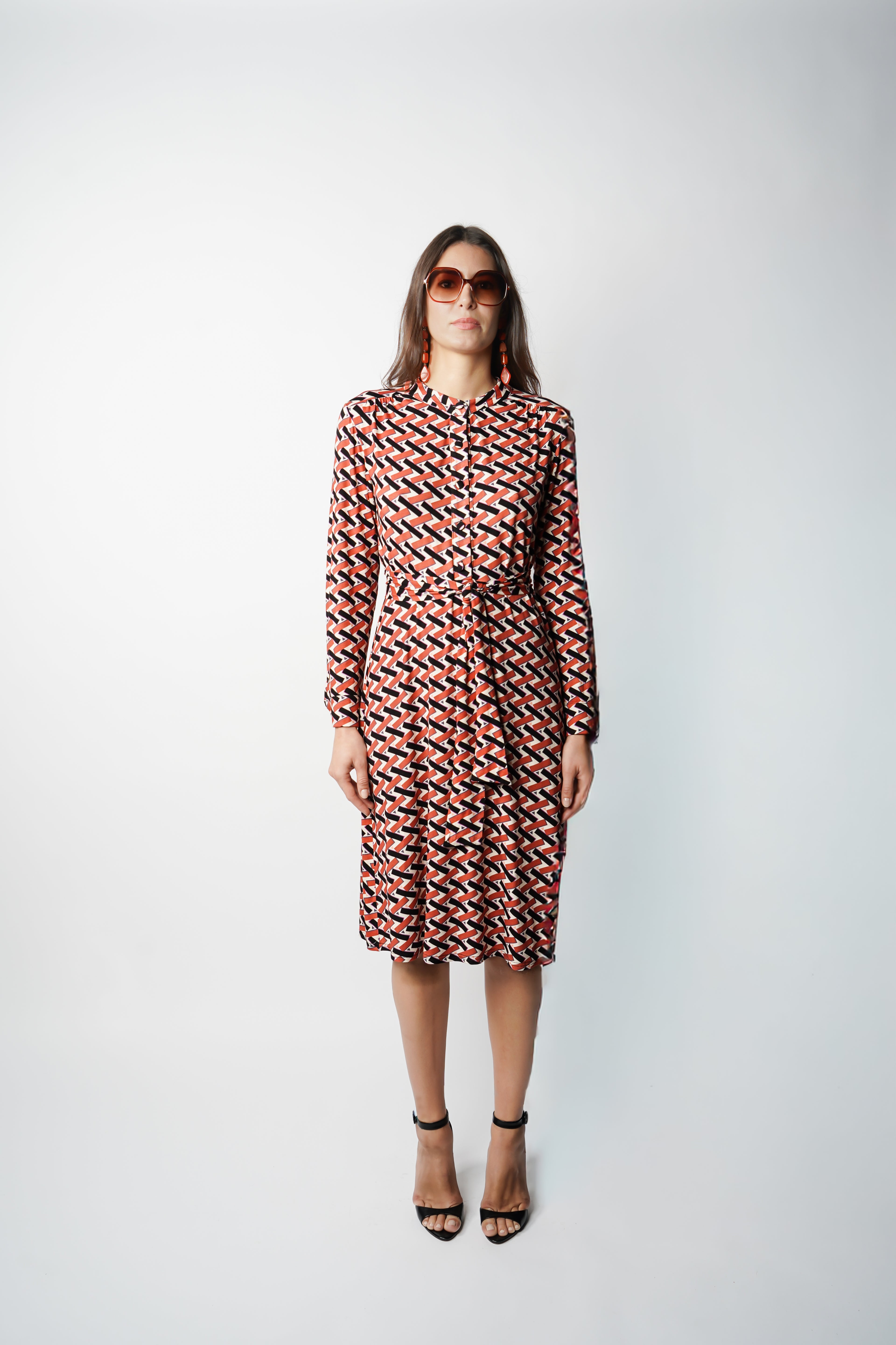 Adoptez la robe “Angel” par Reyne : encolure ronde, fronces délicates, manches longues boutonnées et ceinture à nouer. Confectionnée en France.