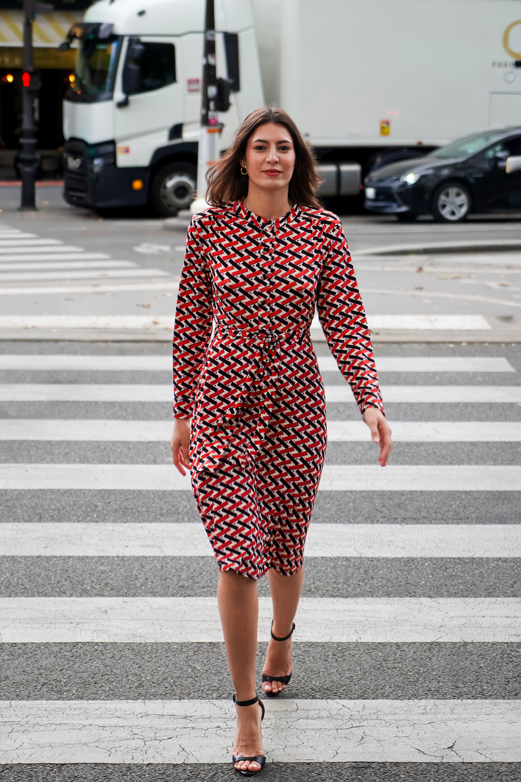 Adoptez la robe “Angel” par Reyne : encolure ronde, fronces délicates, manches longues boutonnées et ceinture à nouer. Confectionnée en France.