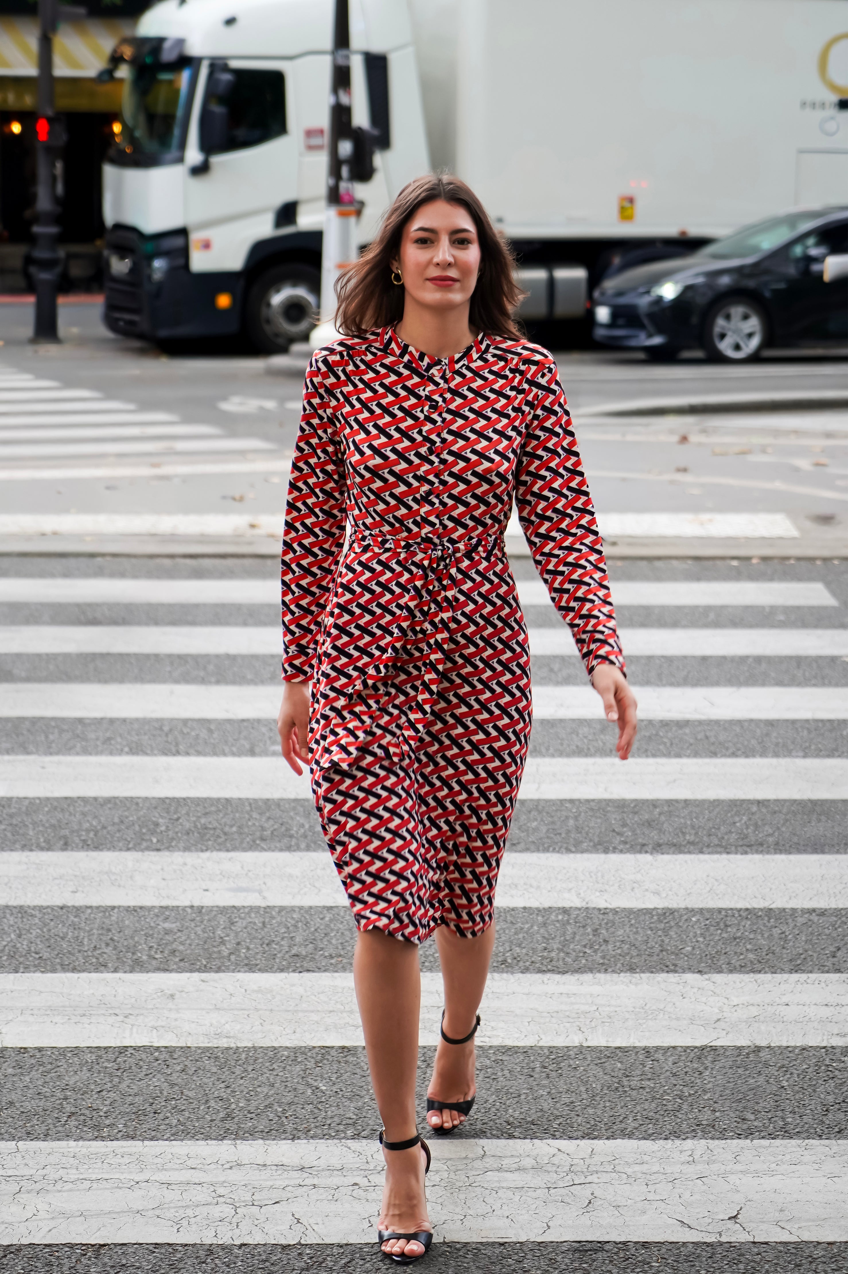 Adoptez la robe “Angel” par Reyne : encolure ronde, fronces délicates, manches longues boutonnées et ceinture à nouer. Confectionnée en France.