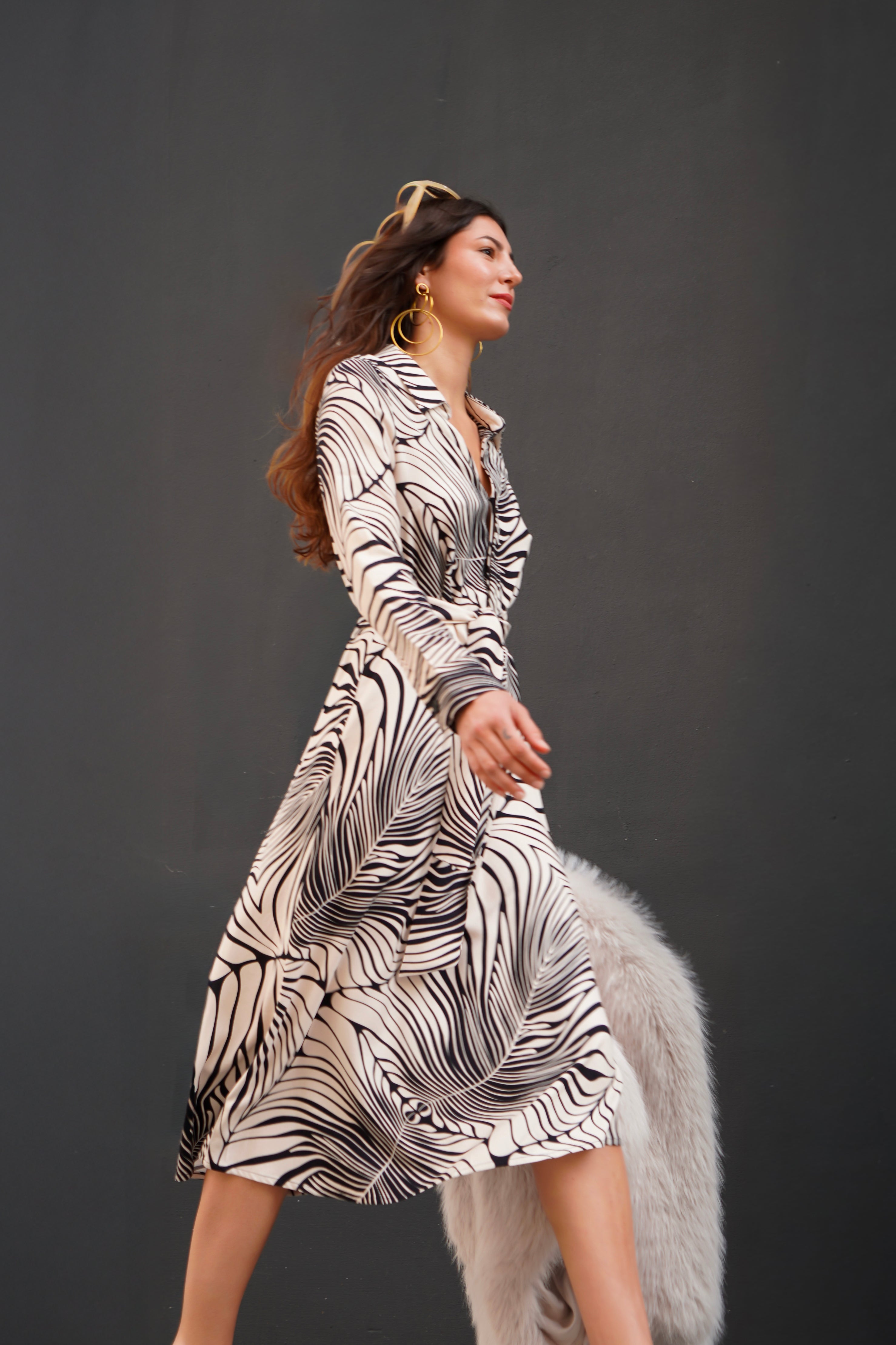 Découvrez la robe “Dream” par Reyne : col chemisier, boutonnage caché, coupe mi-longue légèrement évasée, confection française haut de gamme.