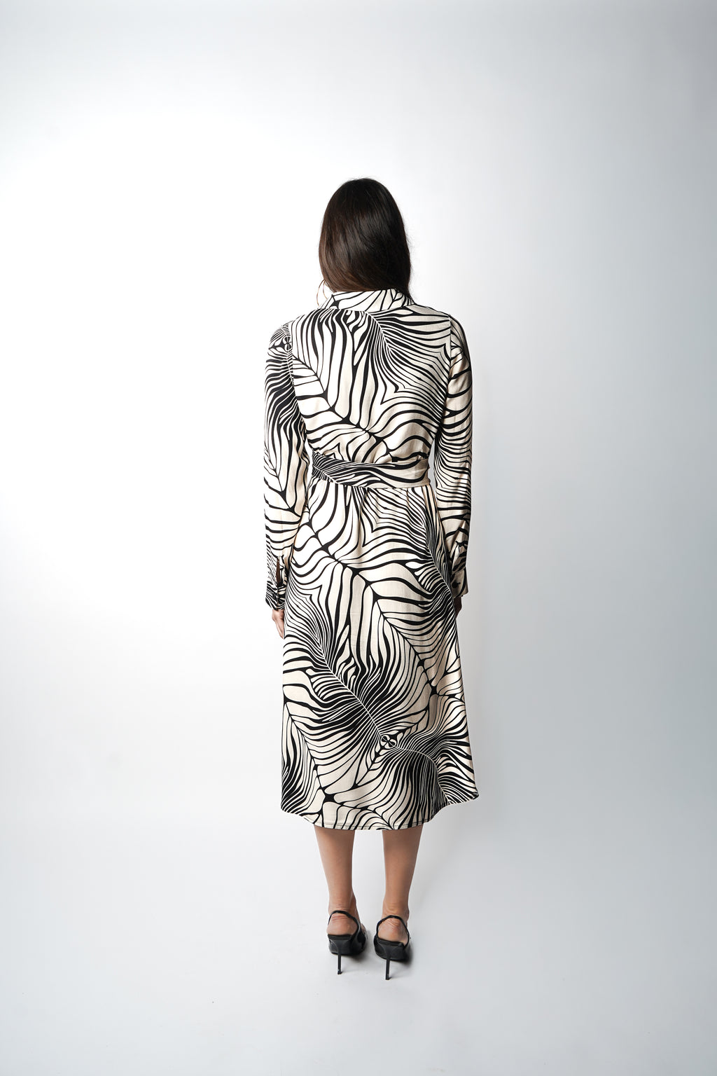 Découvrez la robe “Dream” par Reyne : col chemisier, boutonnage caché, coupe mi-longue légèrement évasée, confection française haut de gamme.