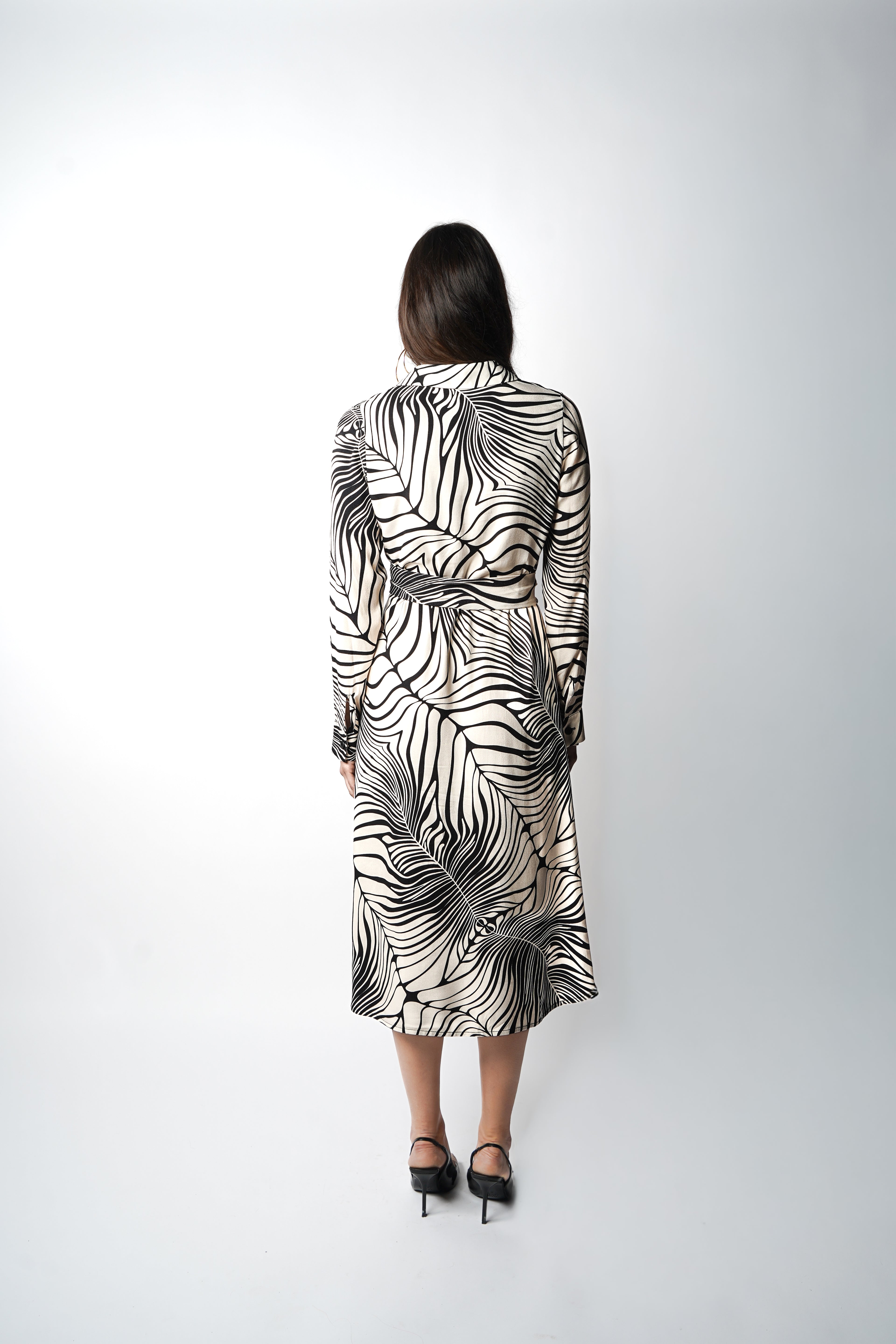 Découvrez la robe “Dream” par Reyne : col chemisier, boutonnage caché, coupe mi-longue légèrement évasée, confection française haut de gamme.