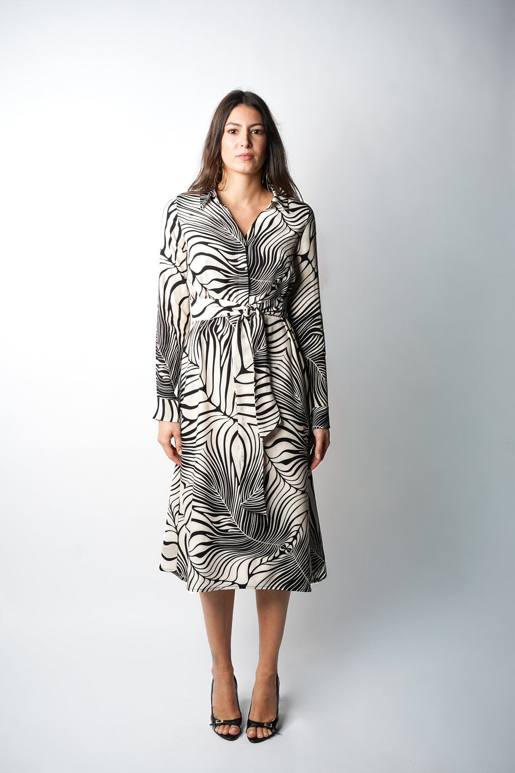 Découvrez la robe “Dream” par Reyne : col chemisier, boutonnage caché, coupe mi-longue légèrement évasée, confection française haut de gamme.