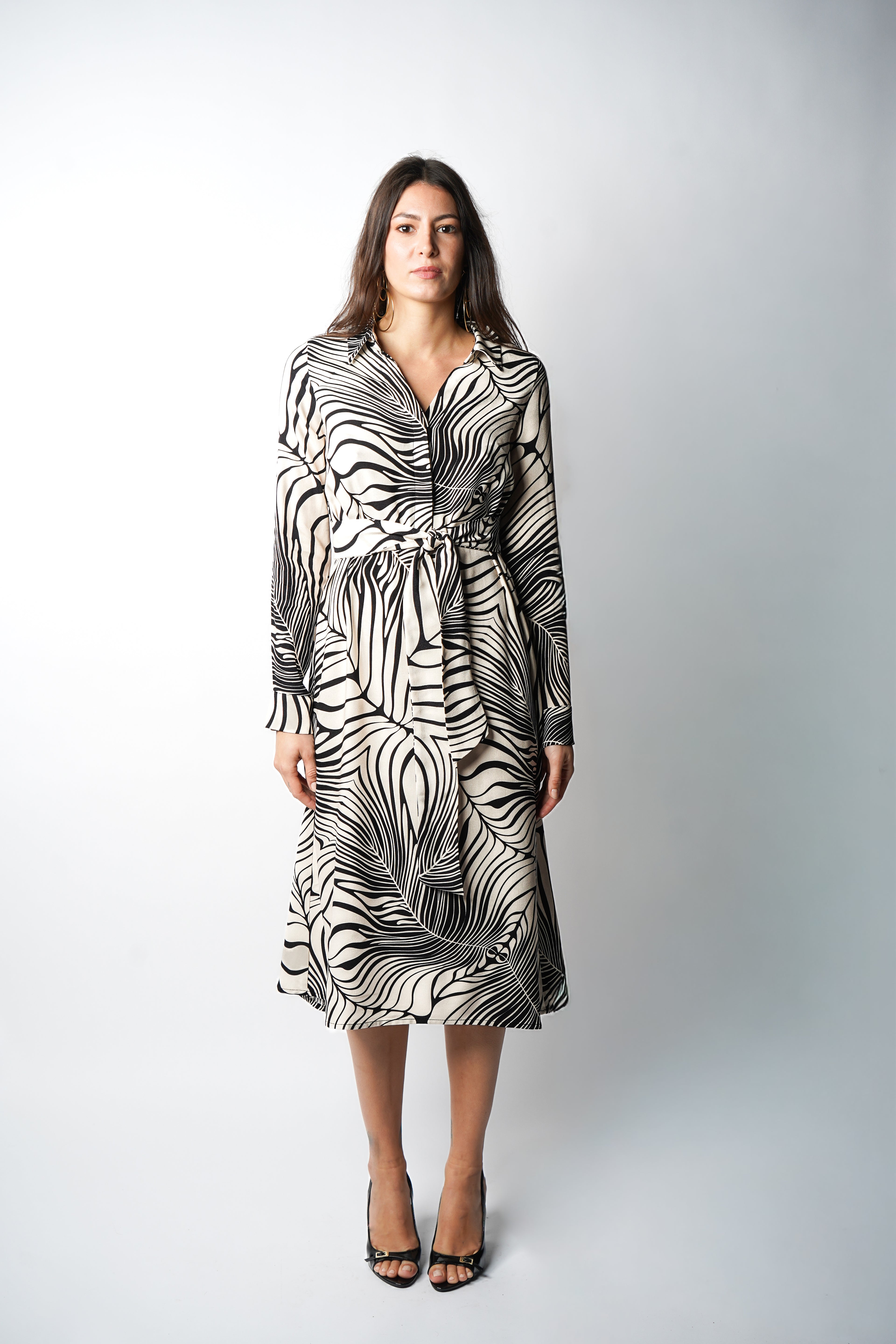 Découvrez la robe “Dream” par Reyne : col chemisier, boutonnage caché, coupe mi-longue légèrement évasée, confection française haut de gamme.