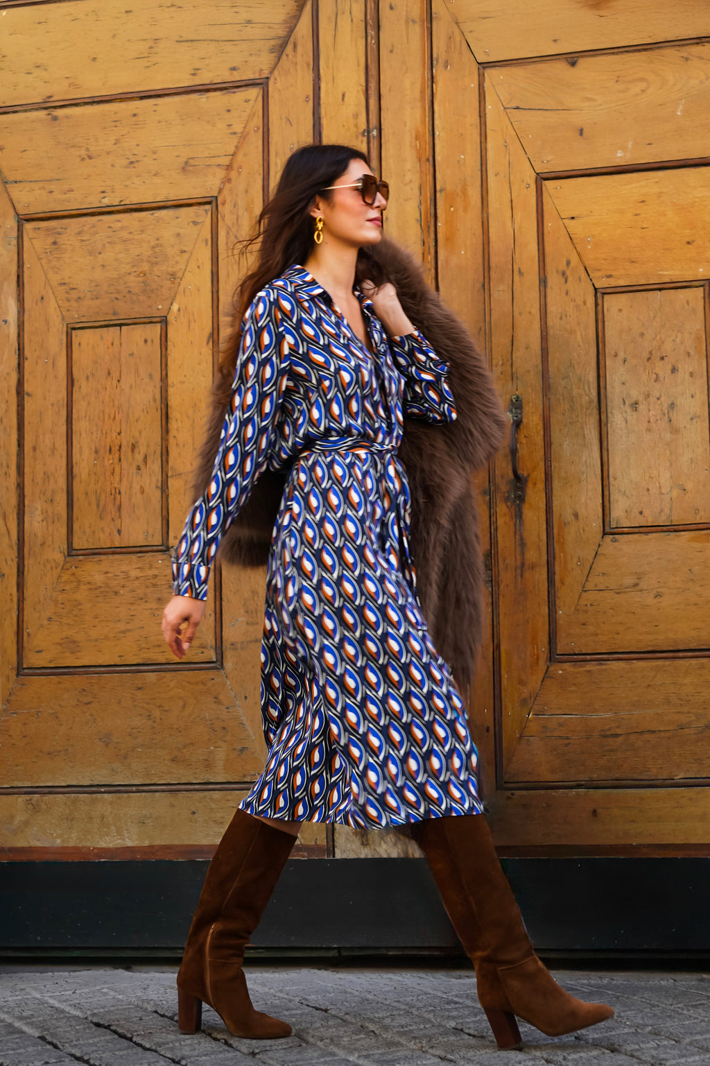 Découvrez la robe “Dream” par Reyne : col chemisier, boutonnage caché, coupe mi-longue légèrement évasée, confection française haut de gamme.