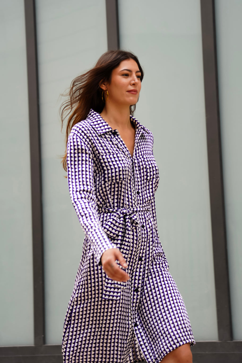 La robe “Enjoy” par Reyne revisite la mi-longue : col chemisier, poche poitrine, ceinture assortie. Fabriquée en France, pour une élégance contemporaine.