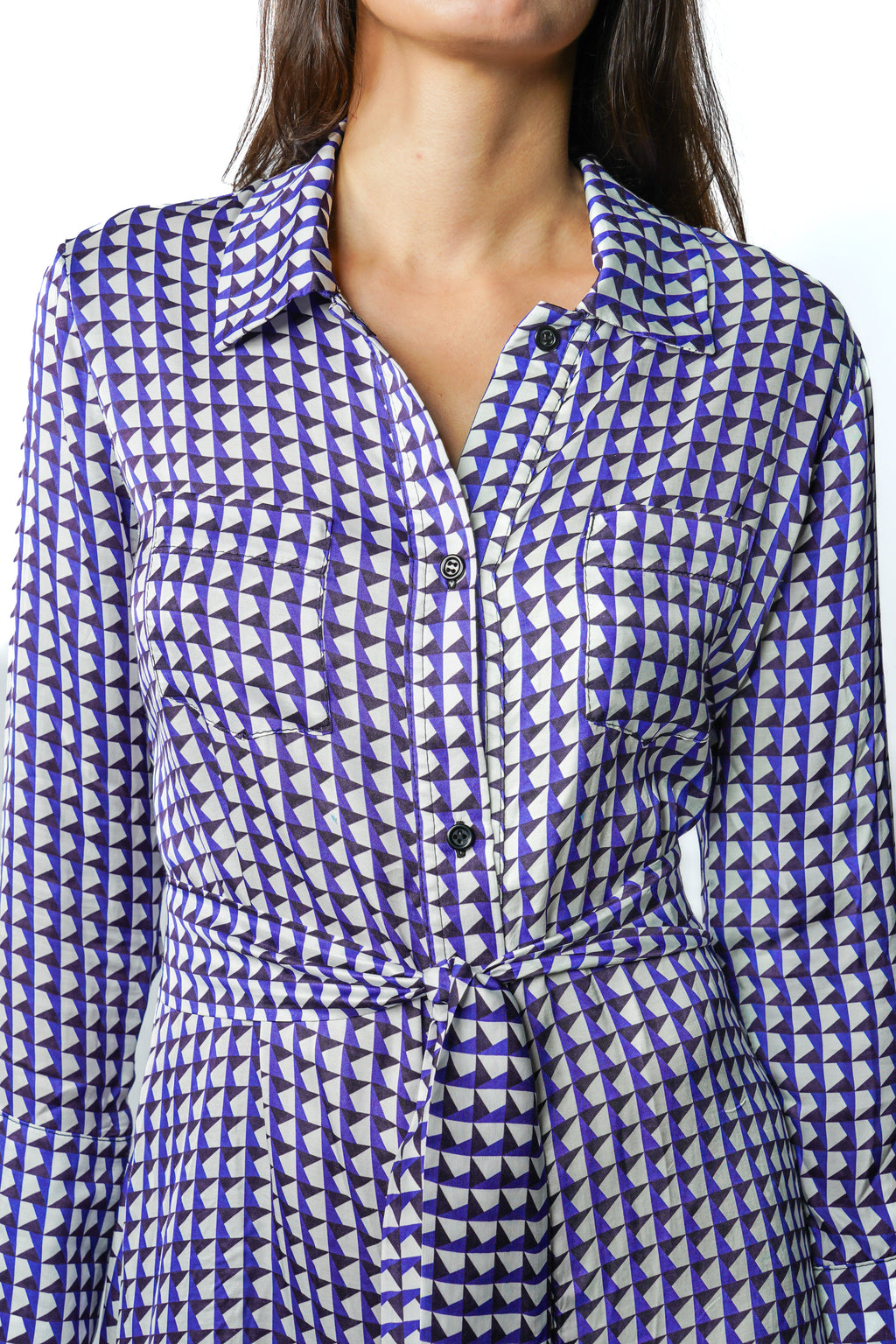 Robe à motif bleu mi-longue à l’élégance décontractée. Col chemisier, boutonnage intégral et poche poitrine. Manches boutonnées et ceinture assortie à nouer pour une allure féminine et moderne. Fabriquée en france.