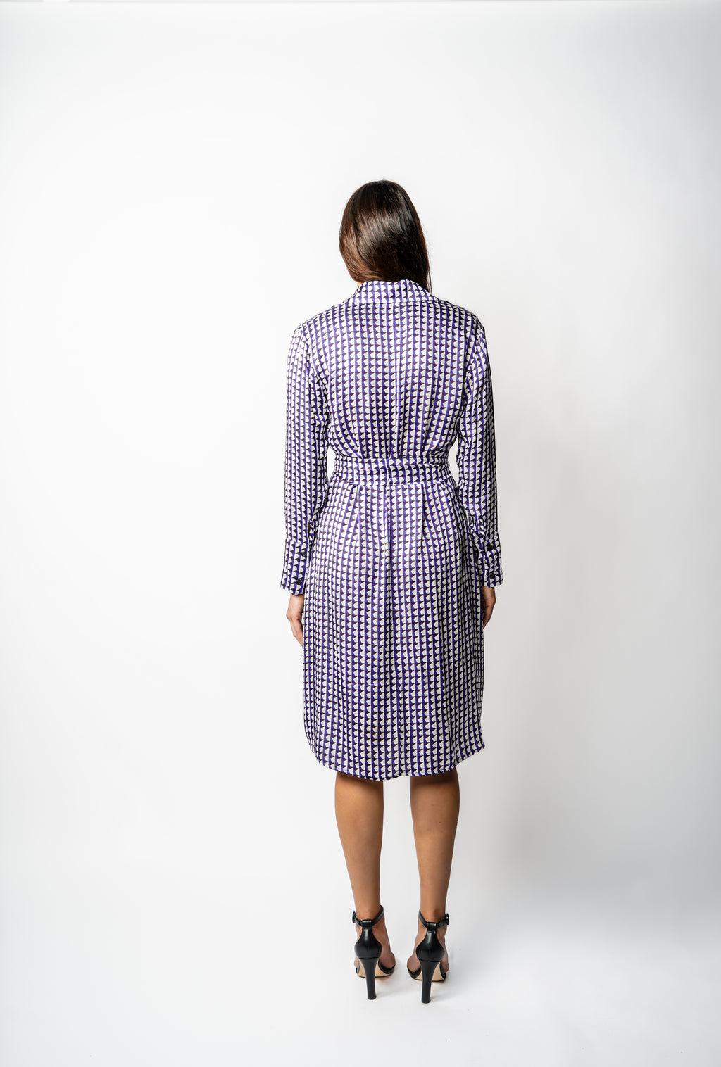 Robe à motif bleu mi-longue à l’élégance décontractée. Col chemisier, boutonnage intégral et poche poitrine. Manches boutonnées et ceinture assortie à nouer pour une allure féminine et moderne. Fabriquée en france